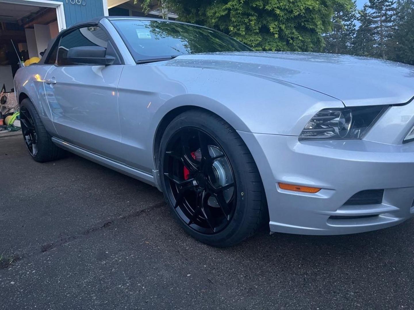 2013 SILVER /Grey Upholstery FORD MUSTANG CONVERTIBLE (1ZVBP8EM2D5) with an 3.7L engine, Automatic transmission, located at 1505 S 356th St., Federal Way, WA, 98003, 47.282051, -122.314781 - Reduced price, $10,460! Runs great and handles well even in rain! You will find this sporty Ford Mustang convertible leads the class in performance and refinement. The look is unmistakably Ford, the smooth contours and cutting-edge technology of this Ford Mustang V6 will definitely turn heads. Th - Photo#10