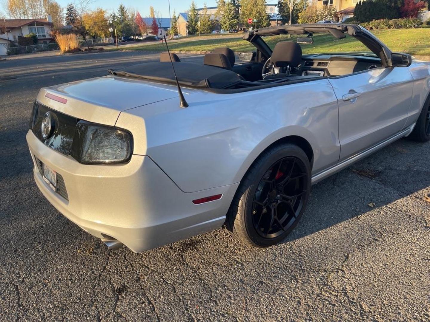 2013 SILVER /Grey Upholstery FORD MUSTANG CONVERTIBLE (1ZVBP8EM2D5) with an 3.7L engine, Automatic transmission, located at 1505 S 356th St., Federal Way, WA, 98003, 47.282051, -122.314781 - Reduced price, $10,460! Runs great and handles well even in rain! You will find this sporty Ford Mustang convertible leads the class in performance and refinement. The look is unmistakably Ford, the smooth contours and cutting-edge technology of this Ford Mustang V6 will definitely turn heads. Th - Photo#12