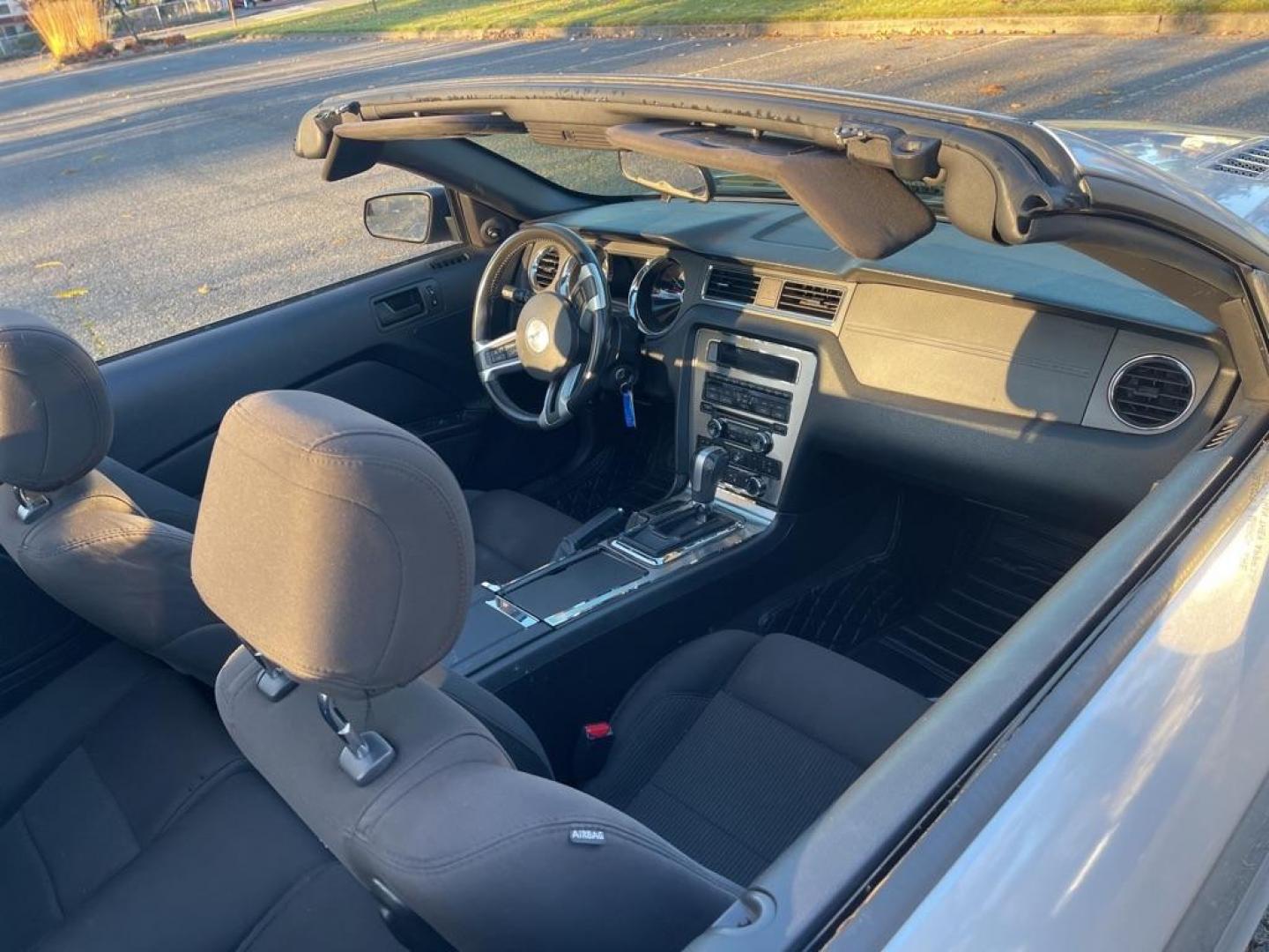 2013 SILVER /Grey Upholstery FORD MUSTANG CONVERTIBLE (1ZVBP8EM2D5) with an 3.7L engine, Automatic transmission, located at 1505 S 356th St., Federal Way, WA, 98003, 47.282051, -122.314781 - Reduced price, $10,460! Runs great and handles well even in rain! You will find this sporty Ford Mustang convertible leads the class in performance and refinement. The look is unmistakably Ford, the smooth contours and cutting-edge technology of this Ford Mustang V6 will definitely turn heads. Th - Photo#18