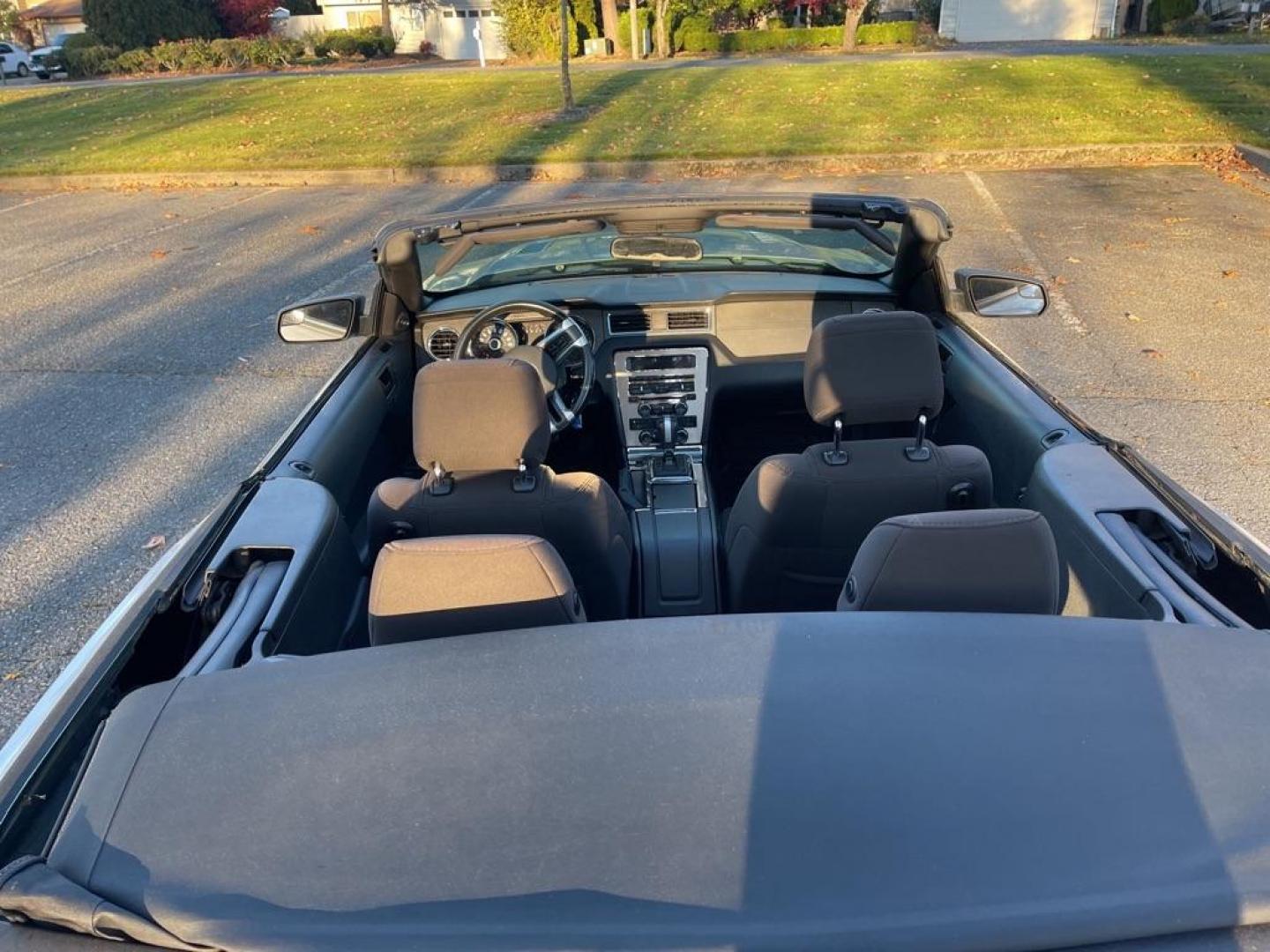 2013 SILVER /Grey Upholstery FORD MUSTANG CONVERTIBLE (1ZVBP8EM2D5) with an 3.7L engine, Automatic transmission, located at 1505 S 356th St., Federal Way, WA, 98003, 47.282051, -122.314781 - Reduced price, $10,460! Runs great and handles well even in rain! You will find this sporty Ford Mustang convertible leads the class in performance and refinement. The look is unmistakably Ford, the smooth contours and cutting-edge technology of this Ford Mustang V6 will definitely turn heads. Th - Photo#20