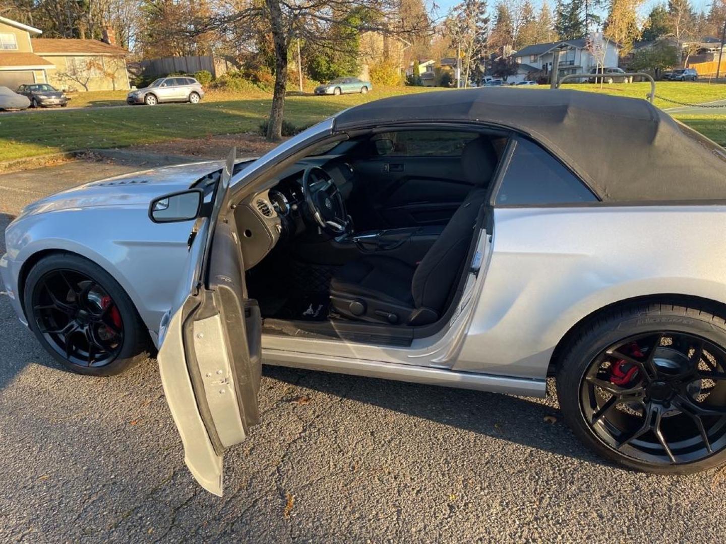 2013 SILVER /Grey Upholstery FORD MUSTANG CONVERTIBLE (1ZVBP8EM2D5) with an 3.7L engine, Automatic transmission, located at 1505 S 356th St., Federal Way, WA, 98003, 47.282051, -122.314781 - Reduced price, $10,460! Runs great and handles well even in rain! You will find this sporty Ford Mustang convertible leads the class in performance and refinement. The look is unmistakably Ford, the smooth contours and cutting-edge technology of this Ford Mustang V6 will definitely turn heads. Th - Photo#4