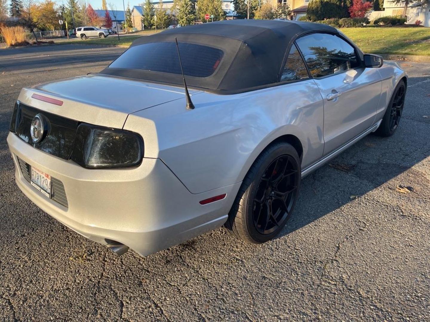 2013 SILVER /Grey Upholstery FORD MUSTANG CONVERTIBLE (1ZVBP8EM2D5) with an 3.7L engine, Automatic transmission, located at 1505 S 356th St., Federal Way, WA, 98003, 47.282051, -122.314781 - Reduced price, $10,460! Runs great and handles well even in rain! You will find this sporty Ford Mustang convertible leads the class in performance and refinement. The look is unmistakably Ford, the smooth contours and cutting-edge technology of this Ford Mustang V6 will definitely turn heads. Th - Photo#8