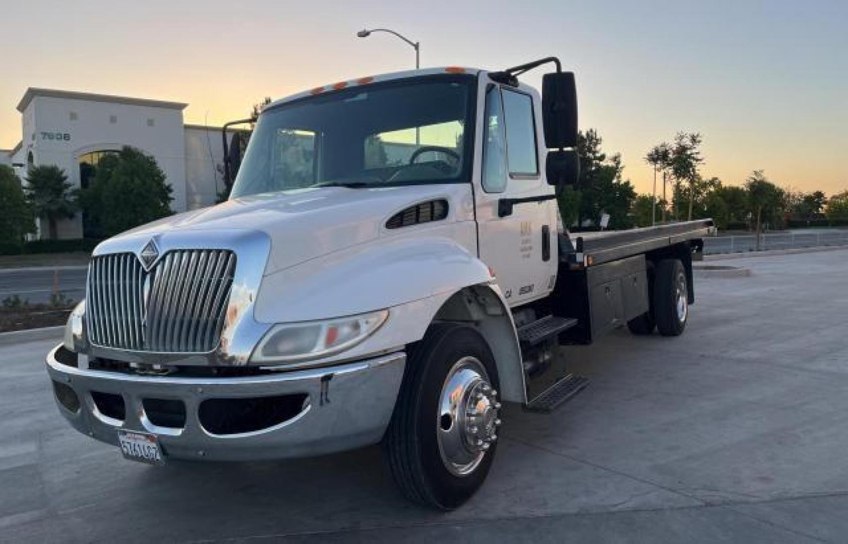 2013 WHITE INTL 4300 DURASTAR FLATBED (3HAMMAAL4DL) with an 466 engine, Automatic transmission, located at 1505 S 356th St., Federal Way, WA, 98003, 47.282051, -122.314781 - We are selling a very nice heavy duty commercial flatbed transporter set up for car hauling. This 2013 International Ma025 4300 DuraStar Flatbed Tow Truck DT466 starts, runs and drives great with only 167k miles. The GVWR is only 25,999 so only a Class 6 rating and no CDL required (check your states - Photo#1