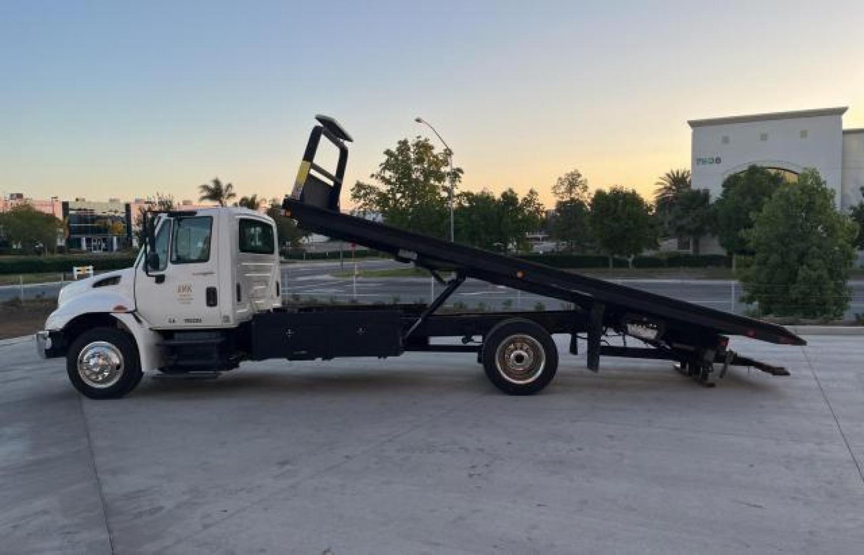 2013 WHITE INTL 4300 DURASTAR FLATBED (3HAMMAAL4DL) with an 466 engine, Automatic transmission, located at 1505 S 356th St., Federal Way, WA, 98003, 47.282051, -122.314781 - We are selling a very nice heavy duty commercial flatbed transporter set up for car hauling. This 2013 International Ma025 4300 DuraStar Flatbed Tow Truck DT466 starts, runs and drives great with only 167k miles. The GVWR is only 25,999 so only a Class 6 rating and no CDL required (check your states - Photo#4