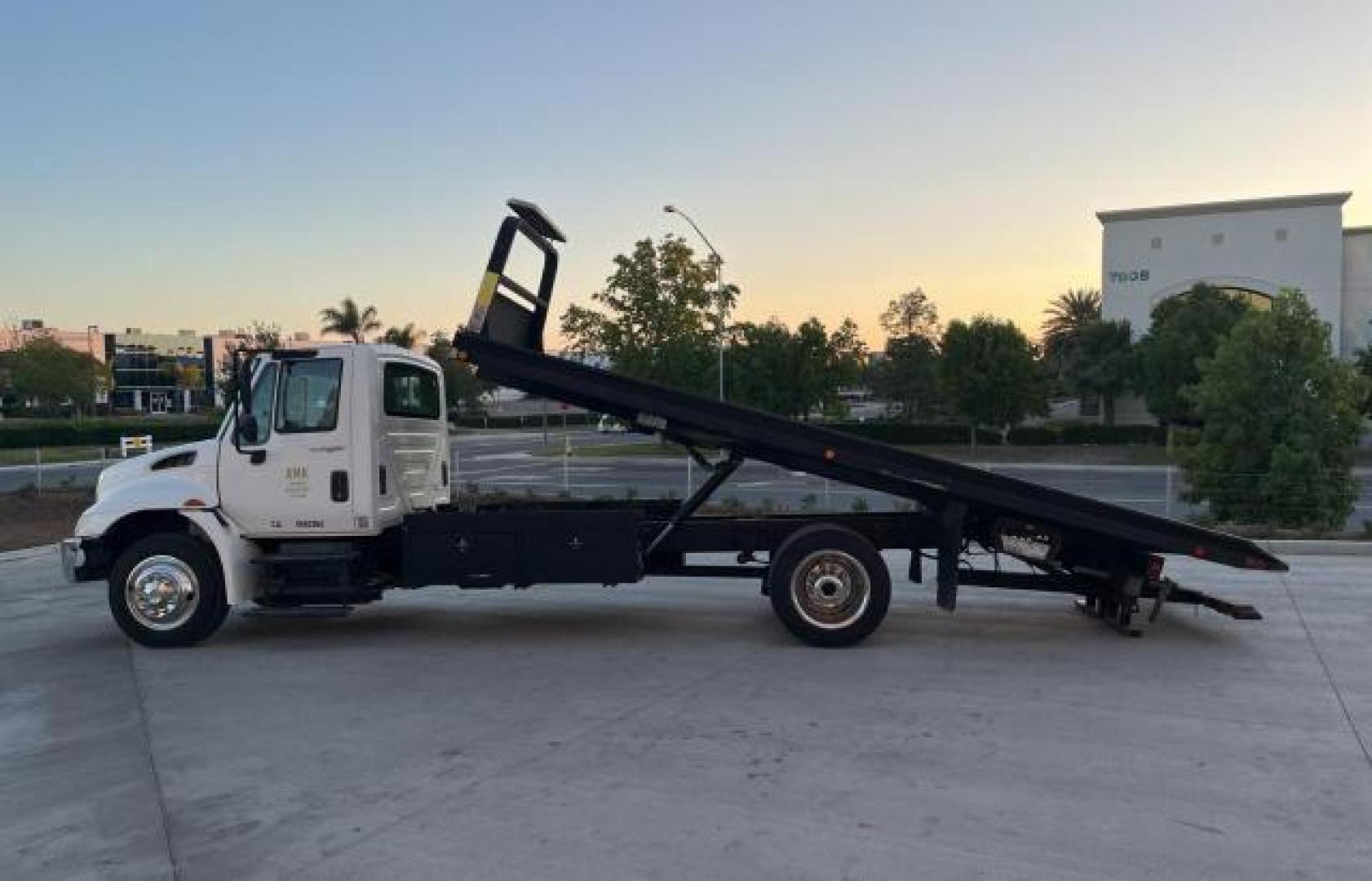 2013 WHITE INTL 4300 DURASTAR FLATBED (3HAMMAAL4DL) with an 466 engine, Automatic transmission, located at 1505 S 356th St., Federal Way, WA, 98003, 47.282051, -122.314781 - We are selling a very nice heavy duty commercial flatbed transporter set up for car hauling. This 2013 International Ma025 4300 DuraStar Flatbed Tow Truck DT466 starts, runs and drives great with only 167k miles. The GVWR is only 25,999 so only a Class 6 rating and no CDL required (check your states - Photo#5